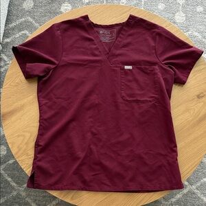 Figs Women’s Short Sleeve V-Neck Tee in Burgundy Medium